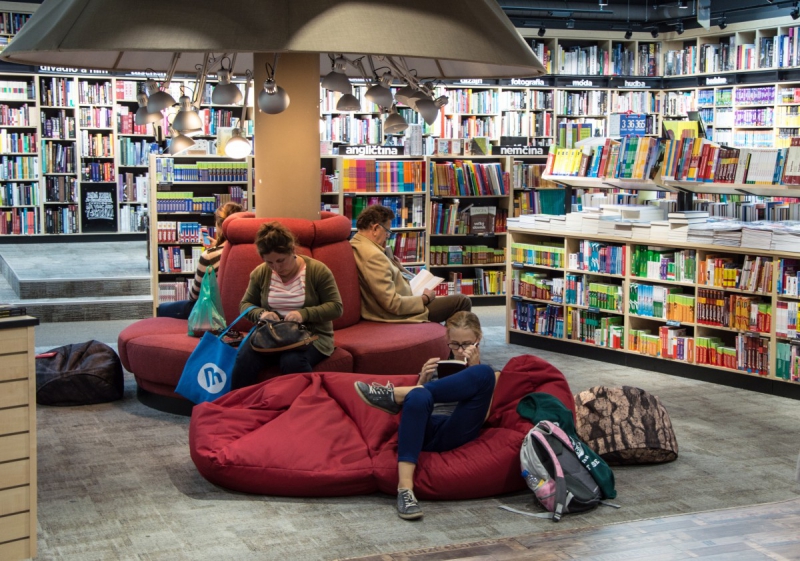 vitrine-AMIRAT-min_books_bookstore_book_reader_readers_reading_shop_sale_books-849006