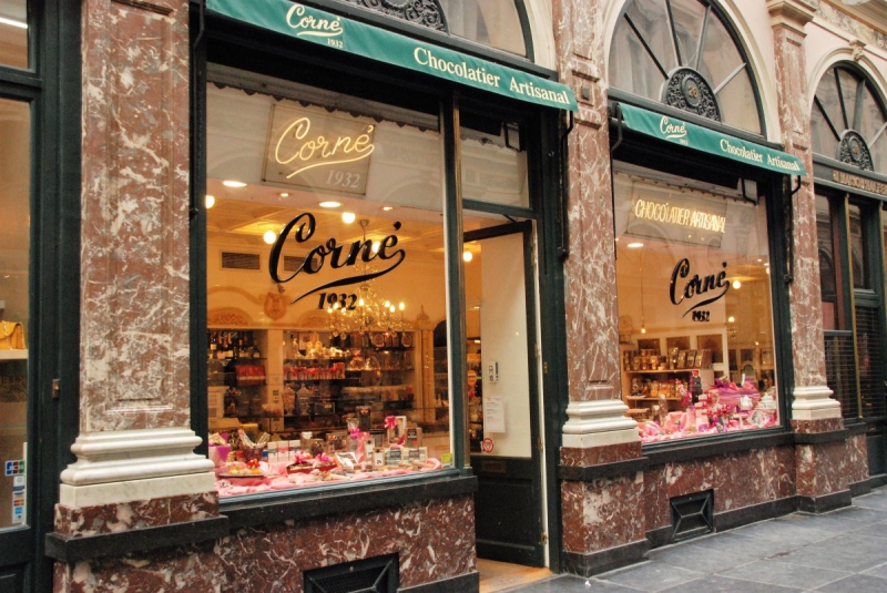 vitrine-AMIRAT-min_chocolate_chocolaterie_shop_luxury_chic_gallery_brussels_belgium-558146